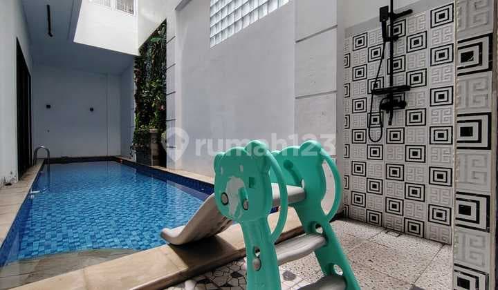 Rumah Minimalis dengan Kolam Renang Dalam Perumahan di Bintaro Sektor 9