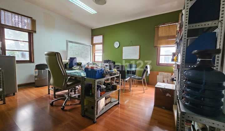 Rumah Sekaligus Tempat Usaha dengan Layout Keren di Cirendeu Raya