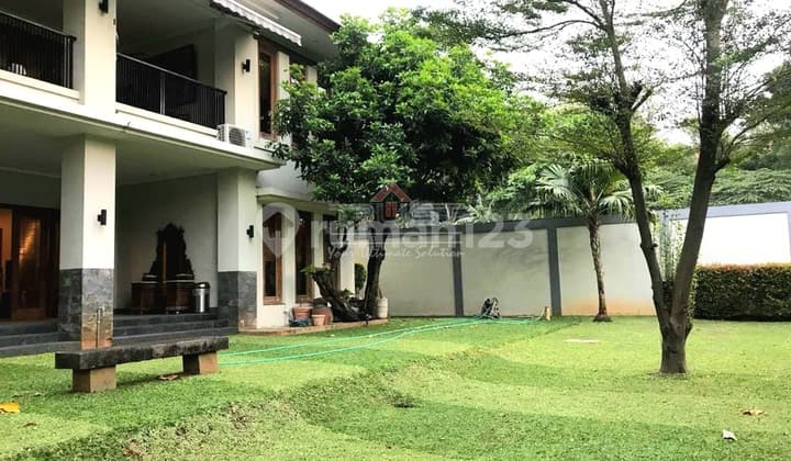 Rumah Mewah Halaman Luas Kawasan Jakarta Selatan Strategis