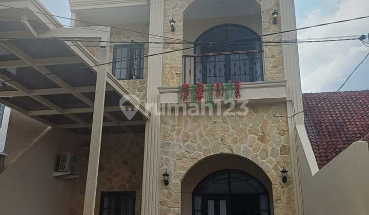 Beautiful House Ready to Occupy 2 Floors SHM in Kebayoran Lama