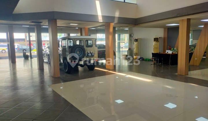 TEMPAT USAHA DI MAINROAD JALAN CIHAMPELAS DEKAT DAGO DAN JL. RIAU BANDUNG