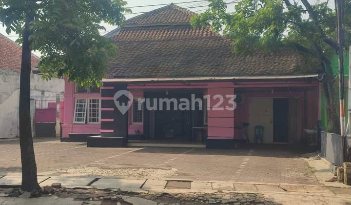 Rumah Dengan Lahan Luas Di Mainroad Sayap Jl. Riau Bandung