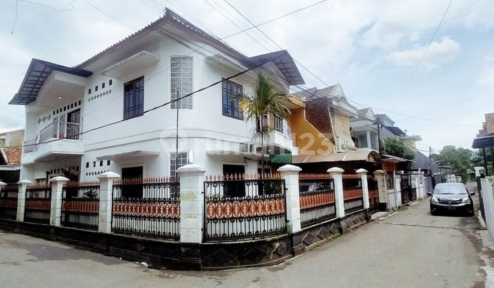 Sturdy 2-Story House Near Kiara Artha Park and Antapani