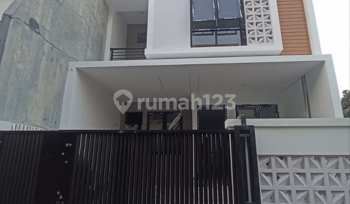 Rumah Baru 3 Lantai Siap Huni Dekat Tiptop Pondok Bambu