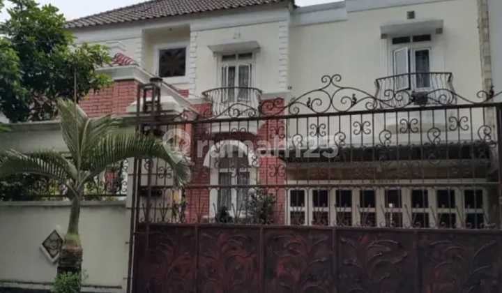 Rumah Mewah di Villa Melati Mas
