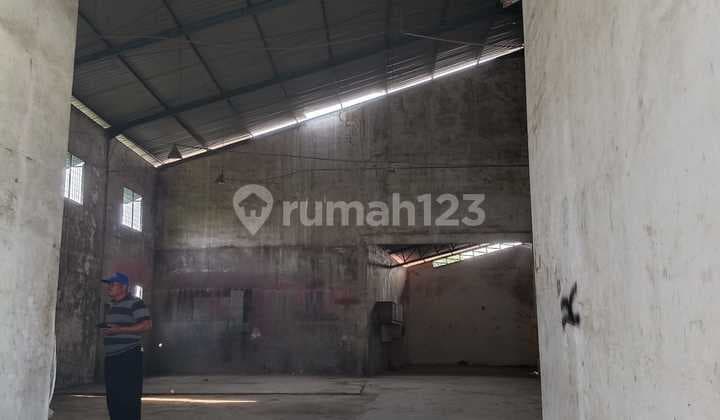 For rent: Cepay warehouse ready for use, with mess and office in Prepedan, West Jakarta.