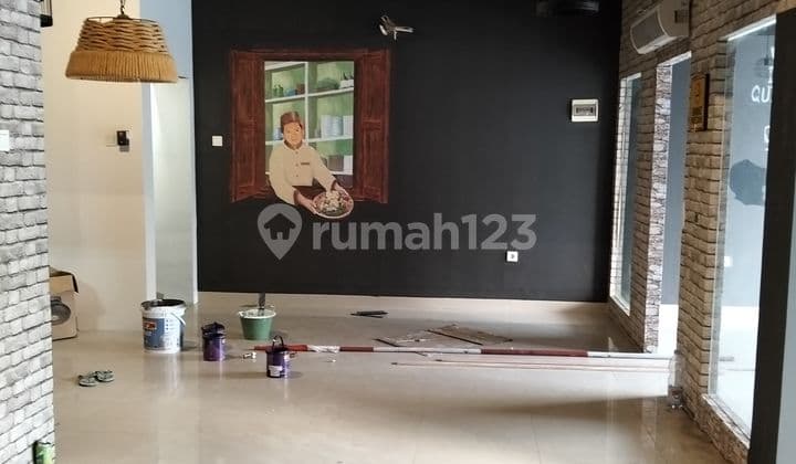 Disewakan cepat ruko gandeng dua pinggir jalan raya di Taman Surya 5