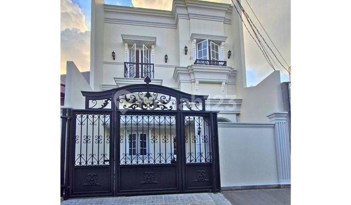 Rumah diJoglo Jakarta Barat bonus RoofTop, 5Mnt. ke Tol JORR