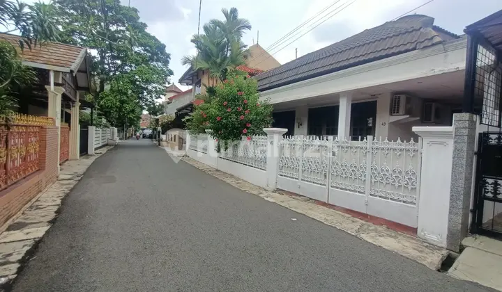 For Rent: House with Access for 2 Cars, Strategic Location