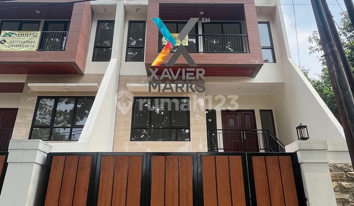 Brand New Modern Siap Huni Private Pool 3 Lantai di Ragunan