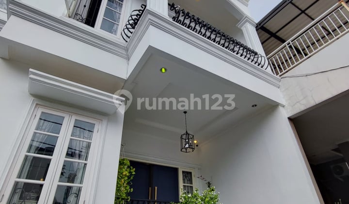 Siap Huni Modern Klasik Strategis 2,5 Lantai di Ragunan Jaksel
