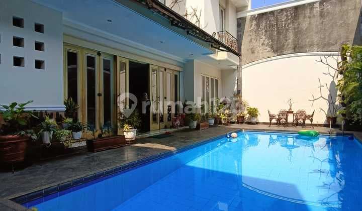 Rumah Siap Huni Kebayoran Baru Dengan Swimming Pool Row Jalan Lebar