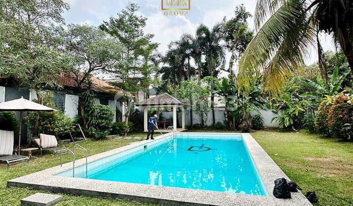 Disewakan Rumah Bagus Dengan Halaman Luas Dan Kolam Renang