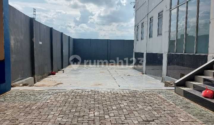 For rent: 4-story building with basement in Harapan Indah, suitable for offices, schools, clinics, warehouses.