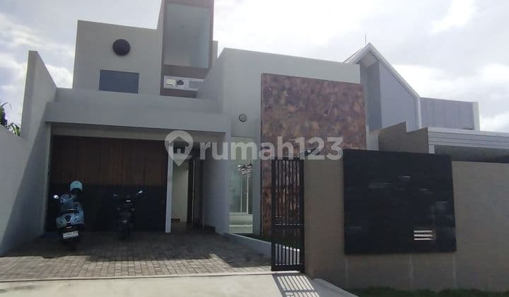 Dijual Rumah Lux Baru dengan Rooftop Setiabudi Regency Bandung