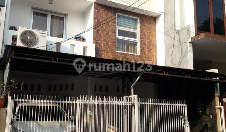 Rumah dikawasan strategis elit,ada kolam renang ,Jakarta Selatan.