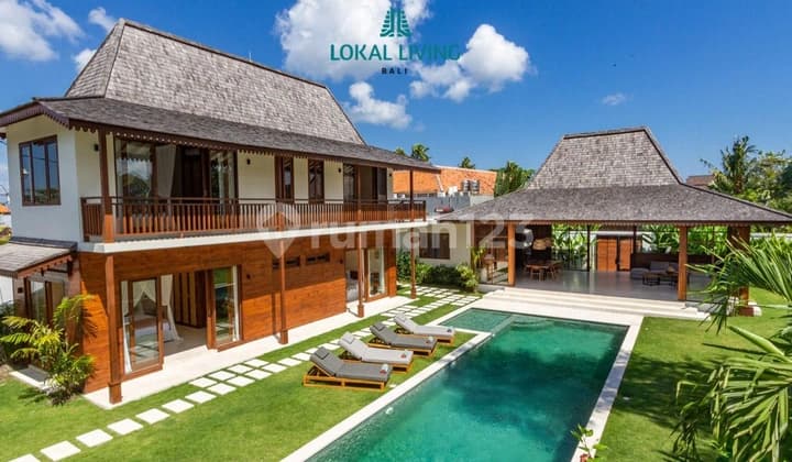 Vila Bergaya Joglo Khas Bali Dengan Halaman Luas di Kerobokan