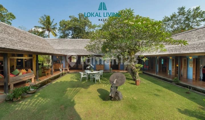 4 Bedroom Villa with Large Garden with River View in Cepaka