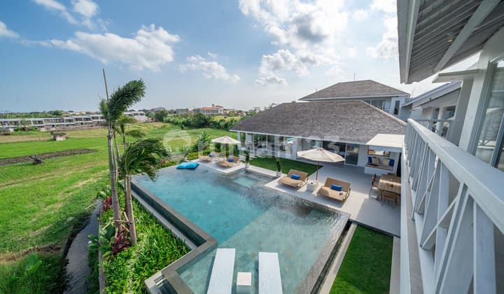 Luxury 2 Floor Villa with 4 Kt Rice Field Views in Canggu HS