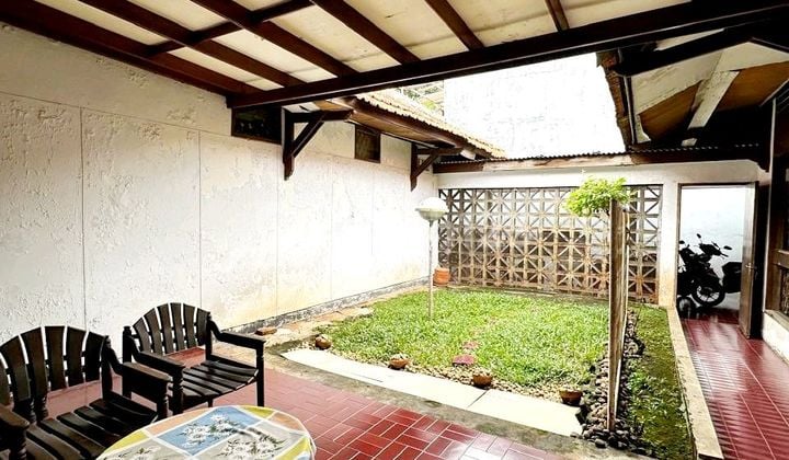 Rumah Lama Dalam Kompleks Lingkungan Tenang