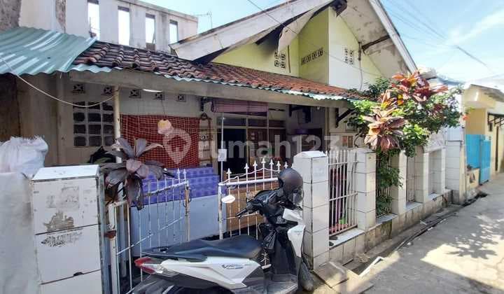 House in Pagarsih, Central Bandung, area 144m, around 900 million.