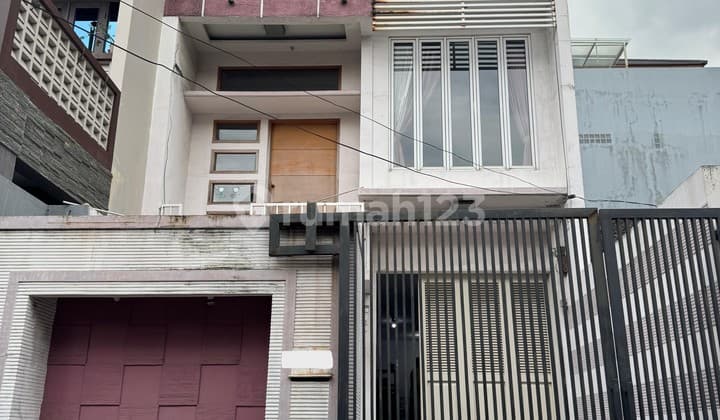 Rumah Strategis 3 Lantai di Kelapa Nias