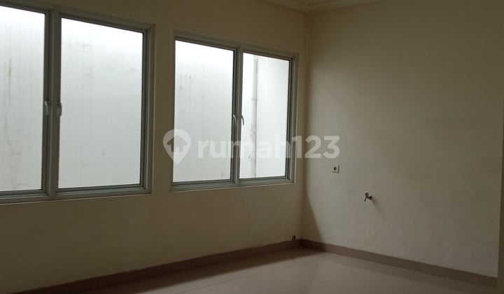 Quick Lease 7 Meters Wide Semi-Furnished House in Thames JGC Jakarta Garden City