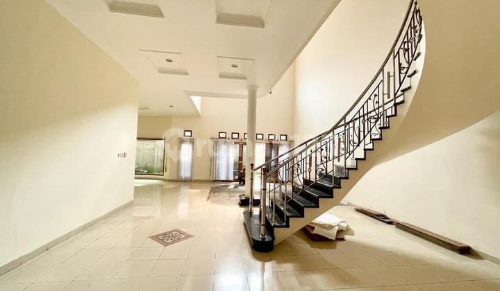 Rumah 3 Lantai Terawat di Setraduta Dago Bandung