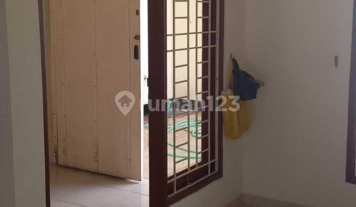 Rumah 2 Lantai Dalam Komplek, di Limo, Depok, Lokasi Strategis