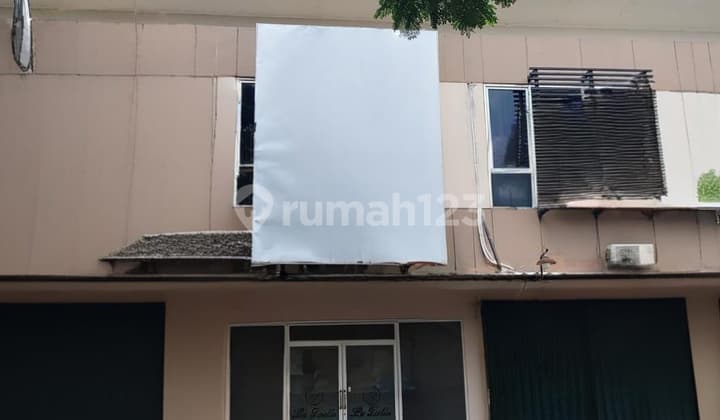 Di Jual Ruko Berikut Isi Klinik Kecantikan. Yl