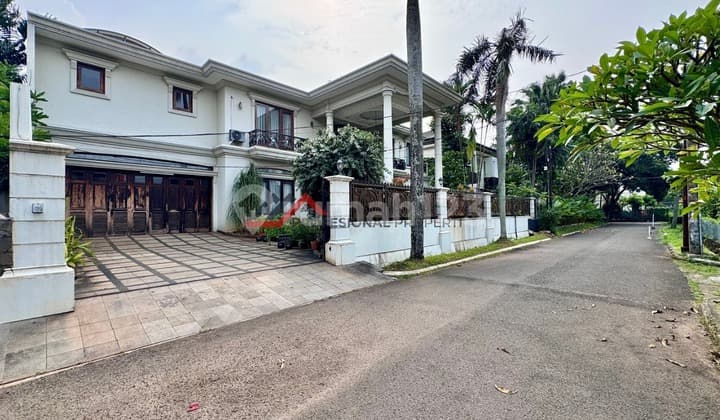 Rumah Bagus Mewah Dalam Komplek Dekat Ke Mrt