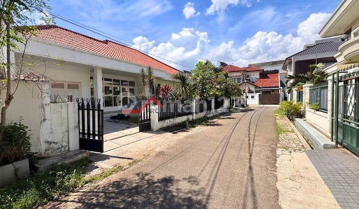 Rumah Lama Siap Huni Halaman Luas Strategis
