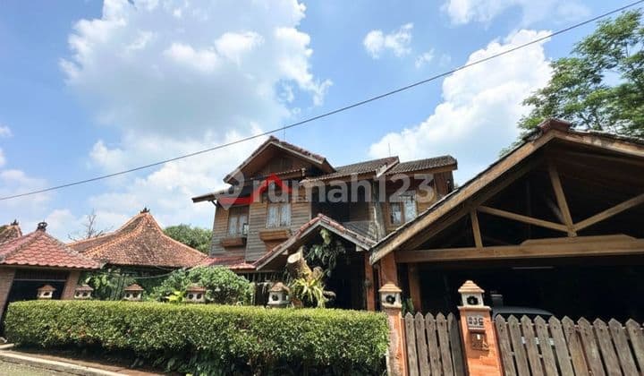 Rumah Luas Nuansa Villa Dalam Komplek Cinere