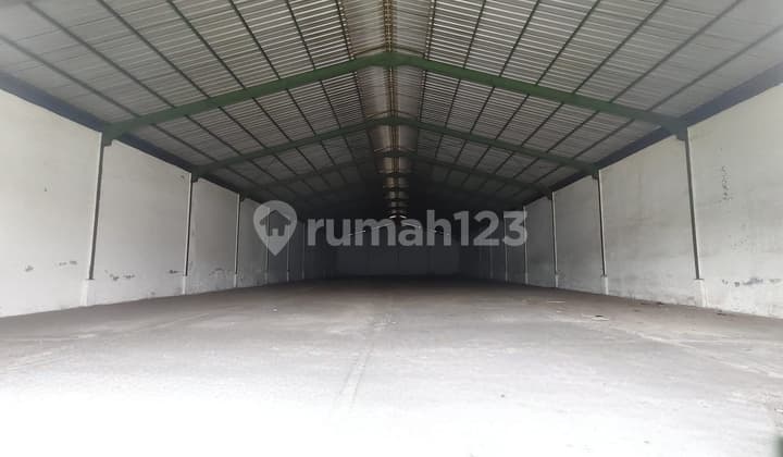 Translated to English:
Warehouse for Rent in Dadap, Spacious @1 Million IDR Per Year