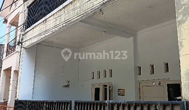 Rumah, 2 Lantai, SHM, Dekat Tempat Ibadah, Dekat Akses Tol, di Condet