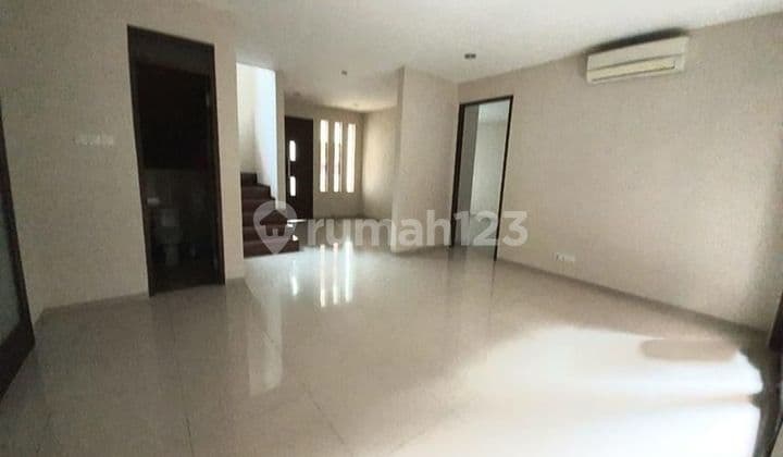 Rumah di lingkungan asri nyaman dan terawat di Senayan Bintaro