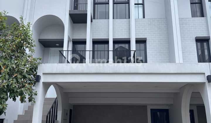 Disewakan Cepat Rumah 3 Lantai Semi Furnished di Green Wich BSD