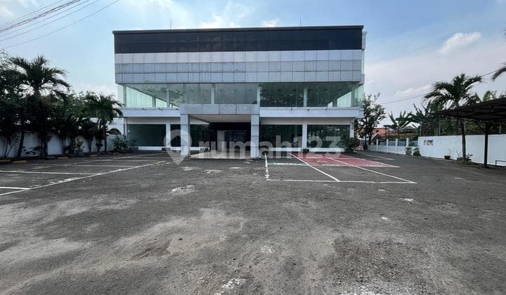 Disewakan Cepat Ex Showroom Siap Pakai di Pinggir Jl Raya Cimone Tangerang