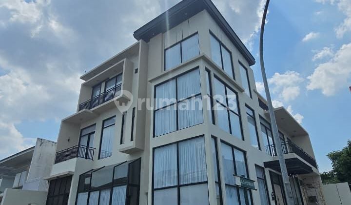 Jual Rumah Mewah Bangunan Mandiri Ada Pool Lantai Granit Dekat Mall, Tol, dan Pusat Bisnis di Sutera Victoria Alam Sutera
