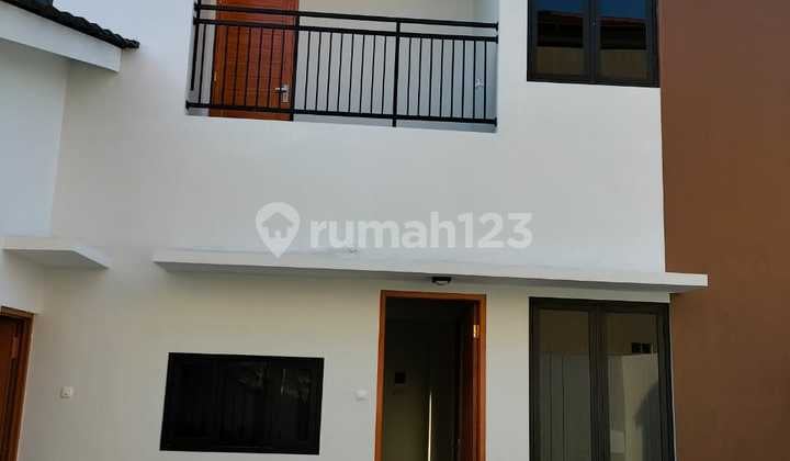 Dijual Cepat Rumah 2 Lantai, Private Pool, Siap Huni, Dekat Kampus Uii Yogyakarta