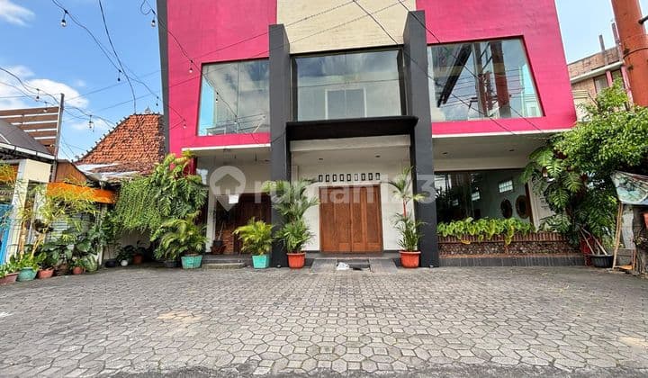 For Rent 3-Story Shop House, Strategic Location, Main Road Access, Suitable for Business in Yogyakarta