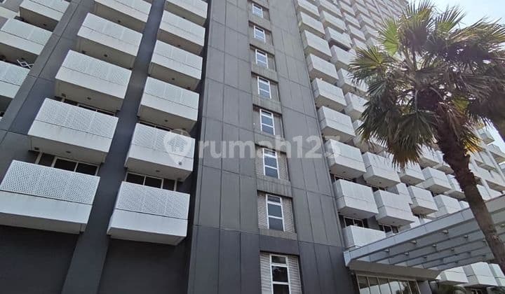 Dijual apartemen Jakarta Barat, unit lantai rendah, akses langsung parkiran, view lapangan & lobby