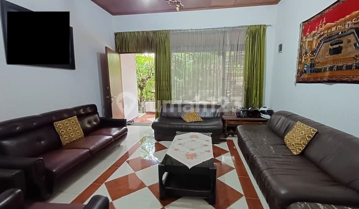 Rumah Mainroad, Luas dan Asri di Batununggal