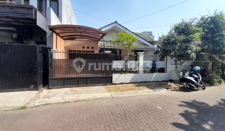 Rumah Terawat, Terdapat Taman di Depan Rumah di Margahayu Raya