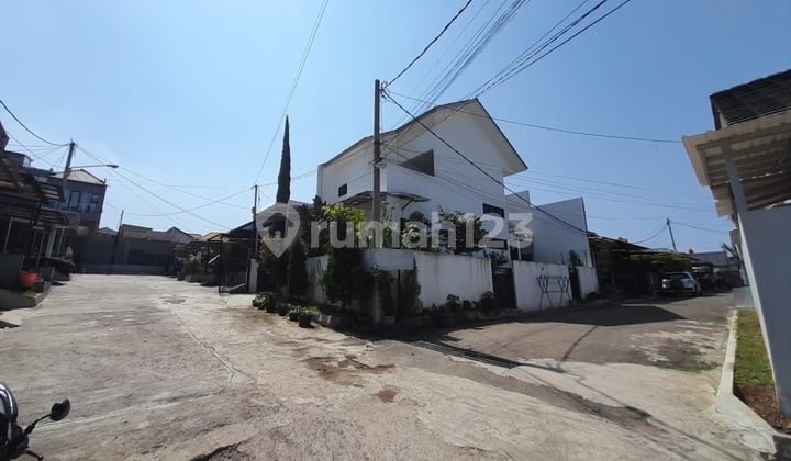Rumah Posisi Hook Lingkungan Asri di Taman Cihanjuang