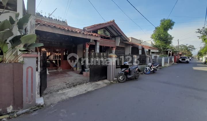 Rumah Dekat Gerbang Tol Buah Batu di Margacinta