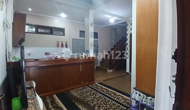 Rumah Lokasi Strategis, Terawat di Margahayu Raya