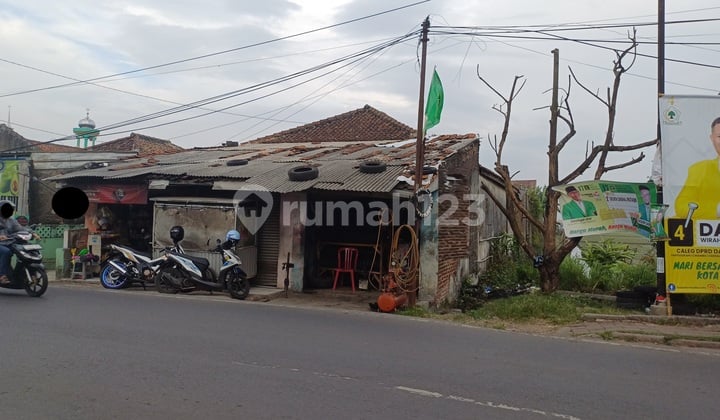 House Suitable for a Minimarket in Ciwastra