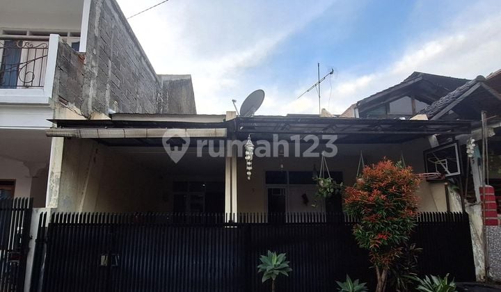 DIJUAL CEPAT RUMAH Di daerah Antapani Lingkungan aman dan nyaman, bebas banjir, keamanan 24Jam, row Jalan 2 mobil. Harga di bawah pasaran di area sini.