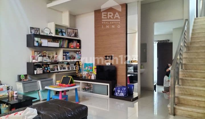 Rumah 2 Lantai Di Kompleks Favorit